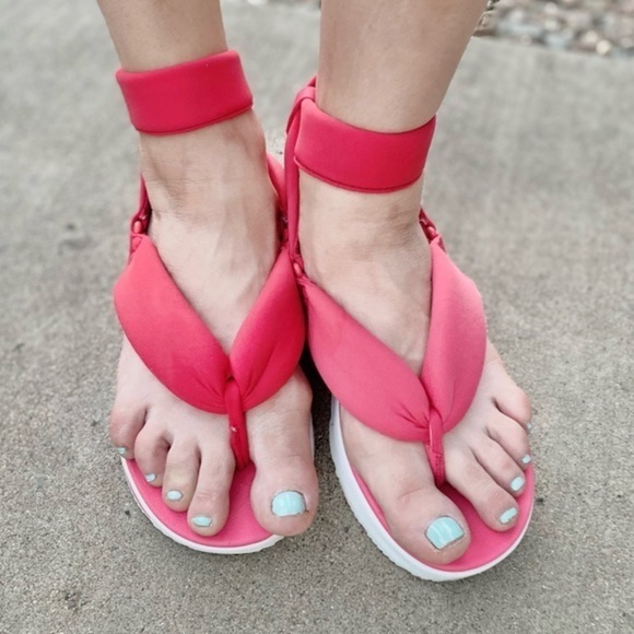 Fitflop Elsa Padded Back Strap Sandals in Hot Pink | 7 - Picture 5 of 9